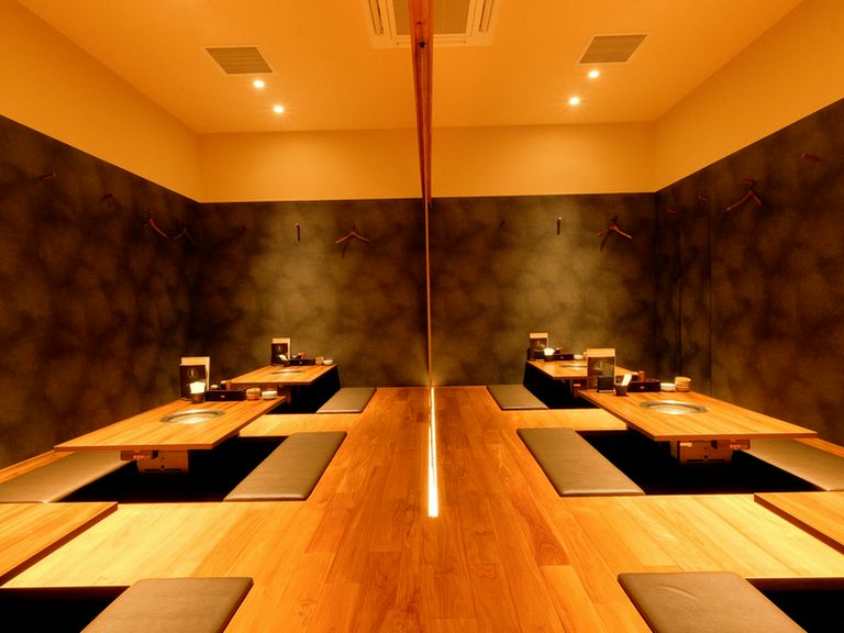 掘りごたつの座敷、貸切で約30名まで