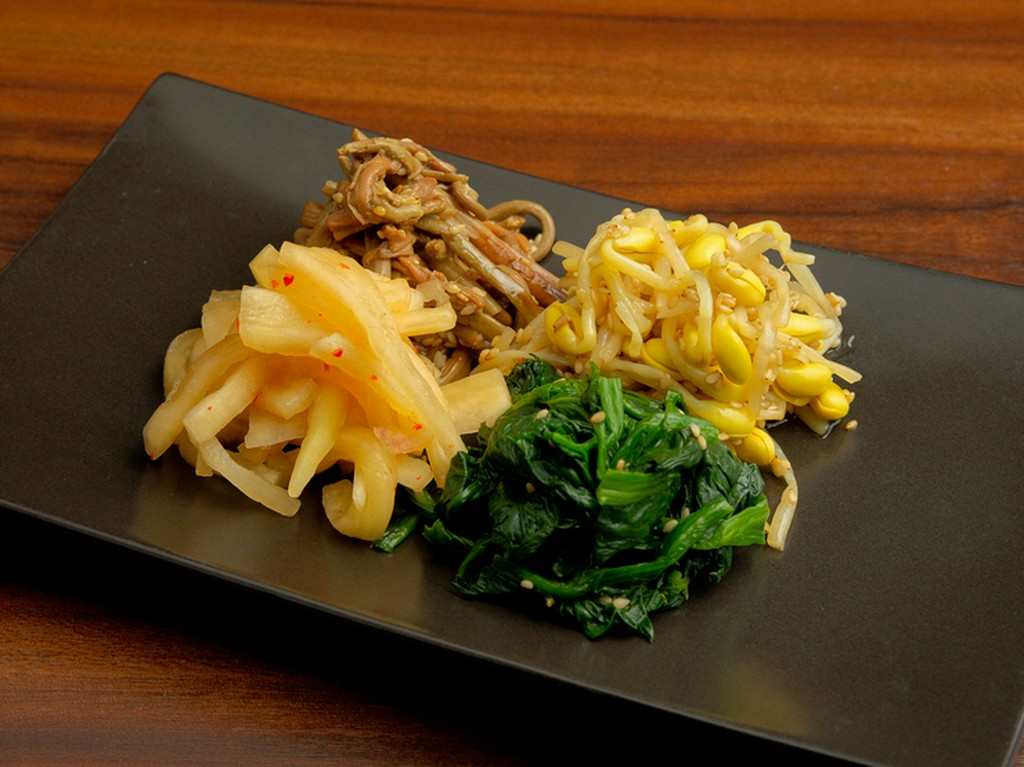 肴や箸休めにぴったりの『自家製ナムル四種盛り』