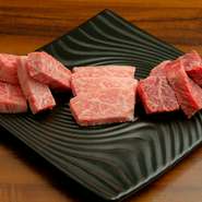 その日仕入れた肉の中から、選りすぐった肉を一皿（約200g）にまとめました。一頭買いした黒毛和牛の希少部位が含まれる場合もあり。リーズナブルに絶品肉を食べ比べて楽しめます。