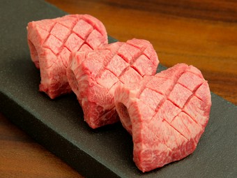 旨みが濃くジューシーな『特選（厚切り）タン』