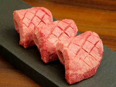 旨みが濃くジューシーな『特選（厚切り）タン』