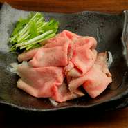 上級ランクの黒毛和牛特有の深い旨み、豊かな肉汁を最大限に生かした逸品。肉本来の旨みを際立たせるために味付けは塩・胡椒のみ。極上肉ならではの奥行ある旨みと段違いの「しっとり感」を満喫できます。