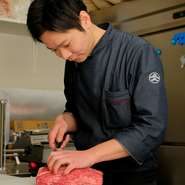 「店で食べた絶品肉。家でも食べたいと思うのはよくあること。併設した精肉店で、その願いをかなえられます」（高田さん）。どの肉を買えばいいか、美味しく焼くコツなどは店のスタッフまで。
