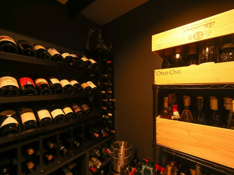 ズラリとボトルが並ぶワインセラー。一期一会の希少なワインも