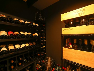 ズラリとボトルが並ぶワインセラー。一期一会の希少なワインも