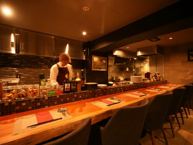 肩ひじ張らずに過ごせるアットホームな空間で、美食を嗜む