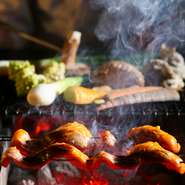 海、川、山に囲まれた城崎温泉ならではの新鮮な食材で、その日の仕入れに合わせてお料理をお出ししています。
こだわりある生産者さんから届く素晴らしい食材の香り、旨味をぜひご体験ください。
