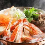 地元漁港より直送される活松葉蟹一匹を、お造り、炭火焼きと様々な調理法で凝縮された旨味と風味を引き出します。（価格は時価により変動致します。）