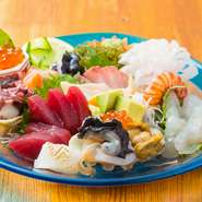 新鮮な地魚を中心に、料理人がその日仕入れたものからおすすめのものを盛り付けた一皿。見た目も美しく、色鮮やかな旬を感じることができる素材が命の看板メニューです。 