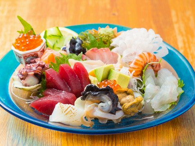 新鮮な地魚を使った素材が命の看板メニュー。鮮やかな見た目に旬を感じる『おまかせ刺し盛り』