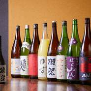 店内の壁面には、日本各地から取り寄せた日本酒がずらりと並んでいます。その数の多さは圧巻です。隠し酒も用意されており、日本酒好きにはたまりません。飲み放題では、約10種から選べるのも嬉しい。
