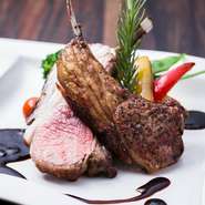 骨付のラム肉心行くまで満喫。レアに仕上げていて、柔らかい食感と肉そのものの味を堪能できます。まろやかな酸味のあるバルサミコソースをつけて、豪快にかぶりつけば、思わず笑みがこぼれそうです。
