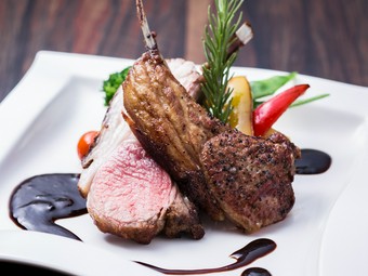 肉汁がじゅわ～っとあふれる『ラムチョップのグリルバルサミコソース』