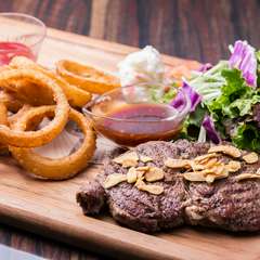 力強い“肉の旨み”を味わう『アンガス牛リブステーキ（300g）』