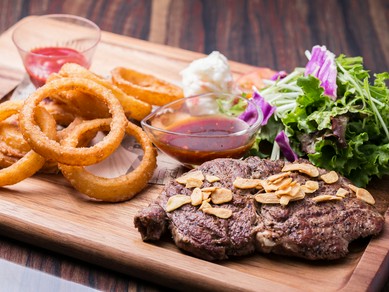 力強い“肉の旨み”を味わう『アンガス牛リブステーキ（300g）』