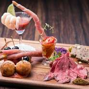 仕入れにより内容が異なる前菜の盛り合わせ。『赤身肉のローストビーフ』や「シュリンプカクテル』など、肉も魚介も楽しめます。ワインのツマミにもピッタリ。“チョイ飲み”にもおすすめの一品です。