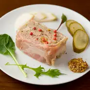 豚肩ロースと鶏レバーに香辛料をきかせ、ブランデーや赤ワインで香りづけしたテリーヌ。周りにあしらわれたベーコンが、しっとりとしたテリーヌの食感のアクセントに。お酒とともに楽しみたい一皿です。
