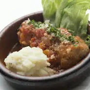 オリーブオイルで揚げたミートボールを、松の実やにんにくなどを使ったトマトソースで煮込んだスペイン料理『アルボンディガス』。肉の旨味とコクのあるソースの味が、口いっぱいに広がります。