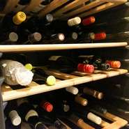 ワインリストは約35種類。南フランスのワインを中心に、自然派ワインがメインの品揃えとなっています。ワインに精通しているサービスの方がいるので、相談も可能です。