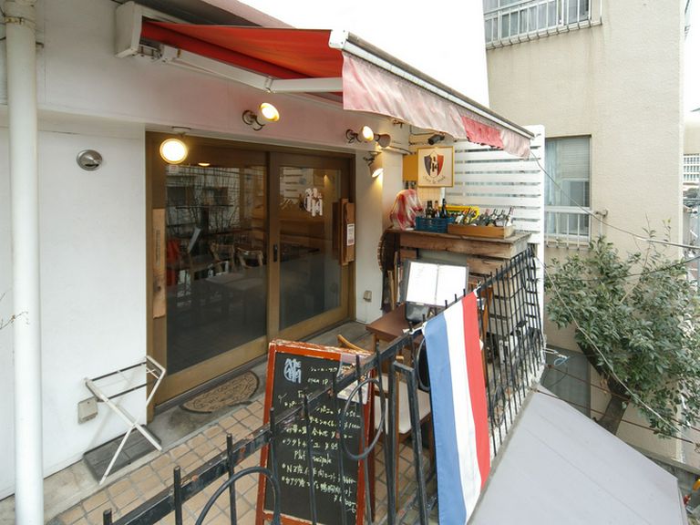 居心地の良い隠れ家で味わう、本格フレンチとワイン