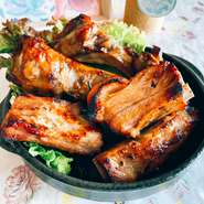 料理はすべて手づくりにこだわっており、食材では沖縄県産の野菜を積極的に取り入れています。手づくりだけが持つ温もりをじっくりと感じてみませんか。