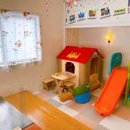 小さい子供向けの遊具が設けられたキッズルームや、オムツ台なども完備。人目を気にせずに済むのは子供を持つ親には嬉しい限り。気兼ねなくママ友とのガールズトークを楽しめそうです。