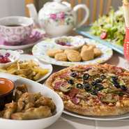 電話での事前予約もOK、直接ご来店でのご注文ももちろんOKです。ピザの他に、チキン、ポテト、サラダ、ポテトグラタン、ドリア、それに冷たいお飲み物などなど、コージーピザをご家庭でもお楽しみいただけます♡