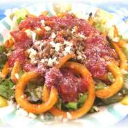 お米はこだわり100％国産米、トロ～りとろけるプレミアムチーズ、誰もが「美味しい」と思っていただけるタコライスを目指しました。ドリンクセットで1050円（税込1155円）。只今、期間限定ですよ～♥