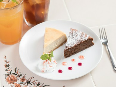 チーズケーキ（左）／ガトー・オ・ショコラ（右）