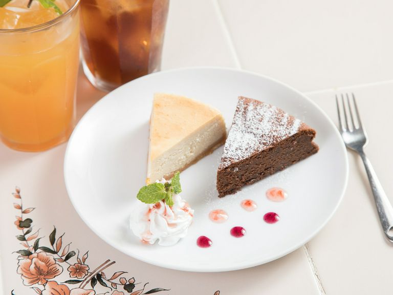 チーズケーキ(左)/ガトー・オ・ショコラ(右)