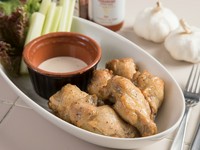 オーブンにこだわり、ヘルシーに焼き上げたチキン。『バッファローチキン』は、親しみやすい甘口と大人向けの辛口の2種類を用意。追加注文も1ピースからできるので、シーンに合わせてオーダーしてみませんか。