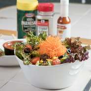 料理を手づくりにこだわるだけでなく、使用している食材もそれぞ吟味したものを使用。特に「野菜」は沖縄県産品のものにこだわり直接買い付け。日替わりでさまざまな新鮮野菜を提供しています。