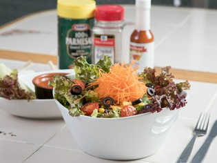 沖縄県産の新鮮「野菜」の日替わりサラダ