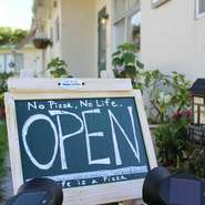 ピザはバリエーションも多彩で、お気に入りだけでなく、訪れる度に違った味や組み合わせを楽しむこともできます。“また来たい”と思える、楽しげなお店の雰囲気もこちらのお店の魅力です。