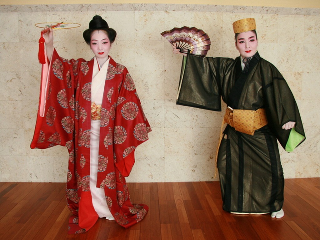 食事をしながら、力強くも華やかな琉球舞踊を堪能