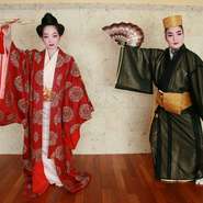 琉球舞踊のステージは1日2回（19時～19時30分、20時～20時30分）。日替わりの各5曲で、計10曲披露。踊り子さんは全員プロで、洗練された所作の美しさに見惚れます。途中入場、途中退出も可能です。