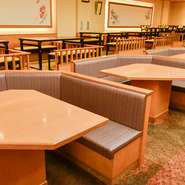 4人掛けのボックス席では、気兼ねしないグループ同士で顔を合わせながら、踊りと食事を楽しみながら語らいの場を過ごすことができます。沖縄の伝統的な宮廷料理と琉球舞踊を、どうぞごゆるりと堪能ください。