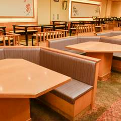 楽しい語らいが広がるボックス席で、ゆったりお寛ぎください