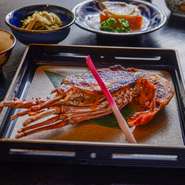 伊勢エビを半身にして豪快に焼き上げた店自慢の一品。濃厚な雲丹ソースは雲丹の風味そのままで、上品な伊勢エビの味わいをさらに深めてくれます。単品料理のほか、7000円以上のコース料理にも付いてきます。