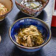 沖縄料理に欠かせない食材の「昆布」。塩味で炒め煮にした一品。あっさりとした味わいは、メイン料理にも箸休めにも、またお酒のおつまみとしても好適。手軽に食べられる宮廷料理です。