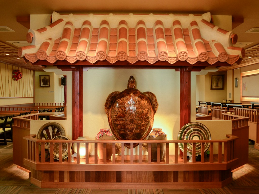 存在感満点のアオウミガメの剥製がお出迎え