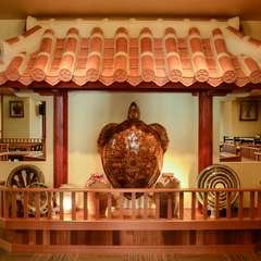 存在感満点のアオウミガメの剥製がお出迎え