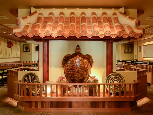 存在感満点のアオウミガメの剥製がお出迎え