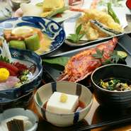 沖縄料理や和食をふんだんに味わえるコースです。琉球舞踊を鑑賞しながら、沖縄の夜をお楽しみください。