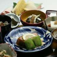 沖縄料理を中心にお楽しみいただけるコースです。琉球舞踊を鑑賞しながら、沖縄の夜をお楽しみください。