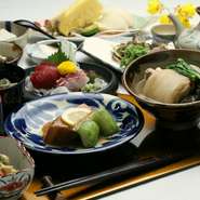 沖縄料理を中心にお楽しみいただけるコースです。琉球舞踊を鑑賞しながら、沖縄の夜をお楽しみください。