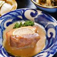 沖縄料理の定番ですが、こちらは醤油ではなく味噌で味付け。3日がかりで仕上げるなど手間日間をかけた看板メニューで、箸で切れるほどの柔らかさが評判です。