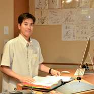 踊りを見ながら沖縄の伝統料理を楽しめる店は年々減っています。私たちは沖縄の文化を正しく継承することに誇りを持っています。お客様には、沖縄の伝統舞踊と伝統料理を気軽に楽しんでいただきたいですね。