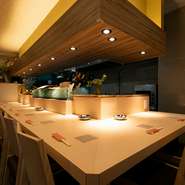 オープンキッチンのカウンターで、美酒佳肴を楽しむ至福のひと時。肩ひじ張らずにくつろげるので、和やかな会食や接待におすすめです。木の温もりが醸す、柔らかな雰囲気が、互いの心をオープンにしてくれそうです。