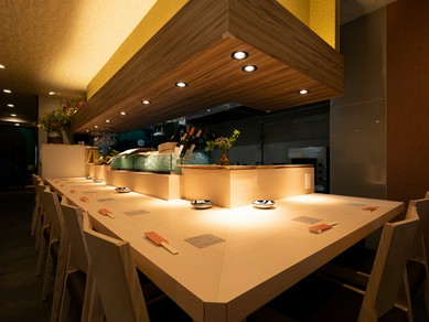 木の温もりを感じる大人のくつろぎ空間で、しっとり語り合える